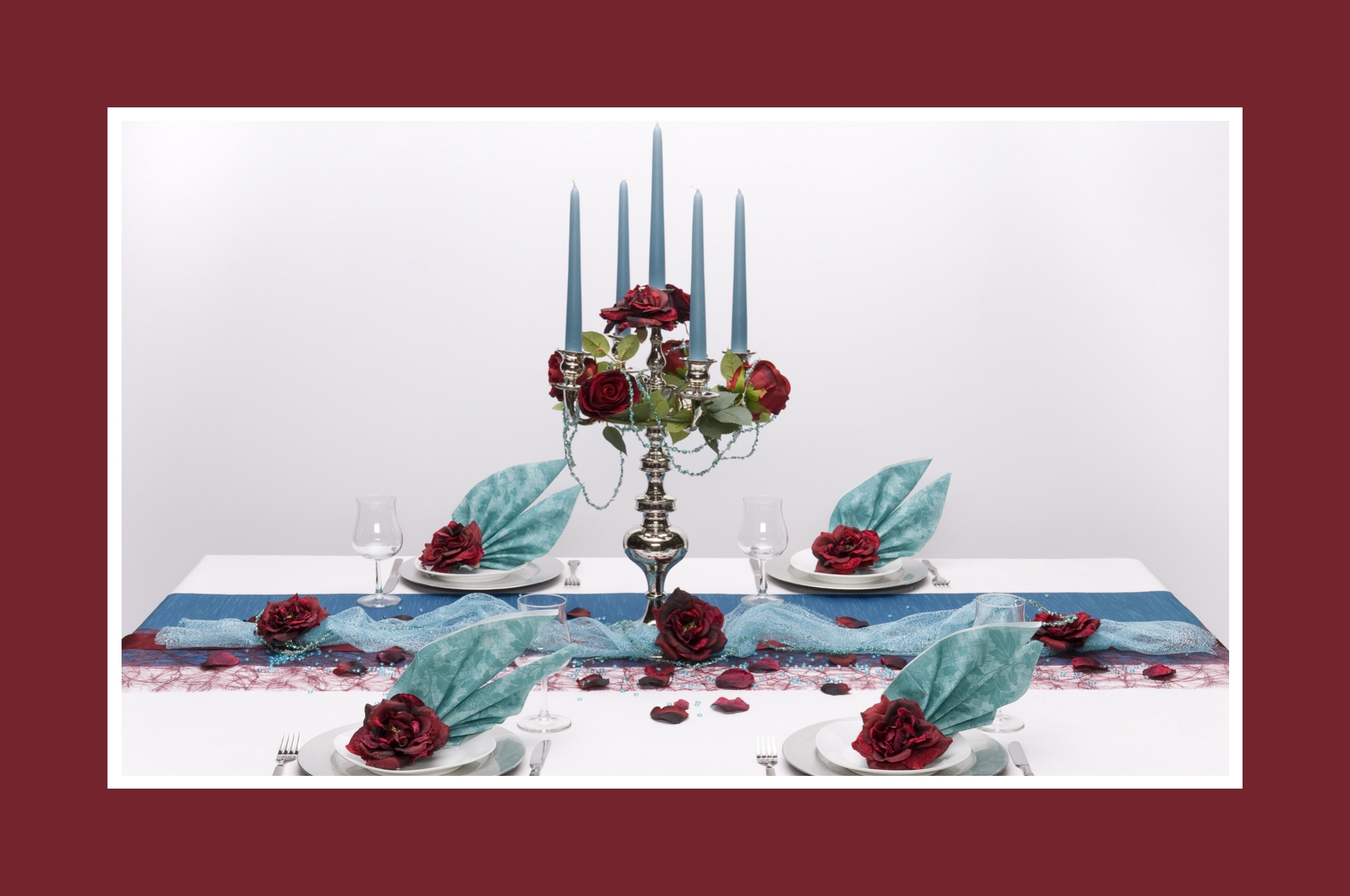 Aristokratische Tischdeko in Blaugrau und Englischrot