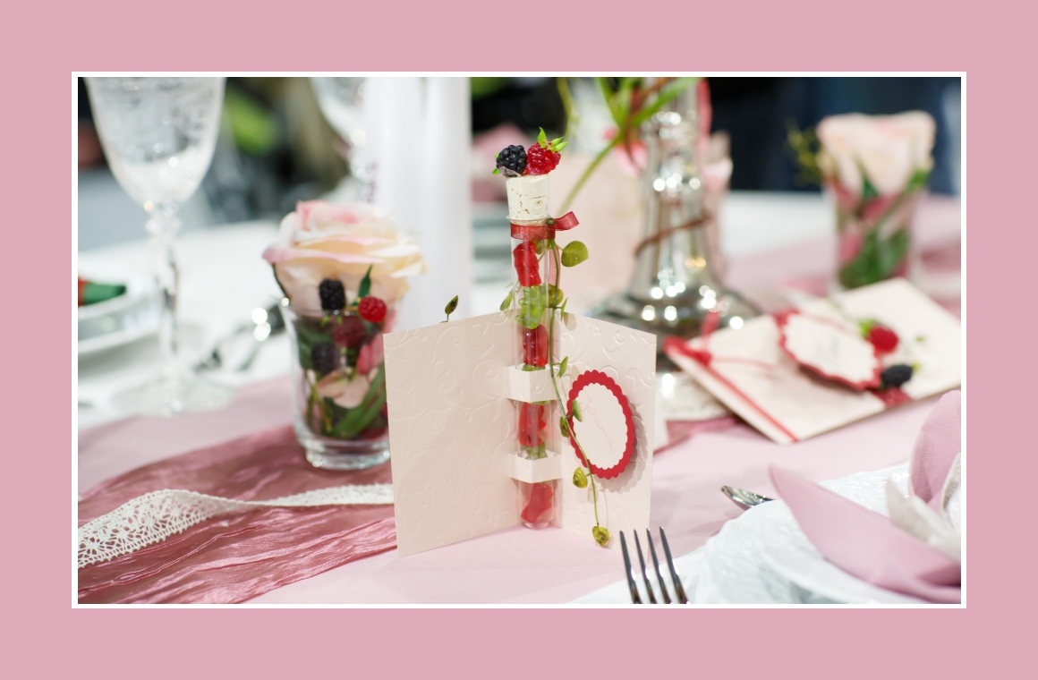 Blumendeko und Gastgeschenke mit Beeren