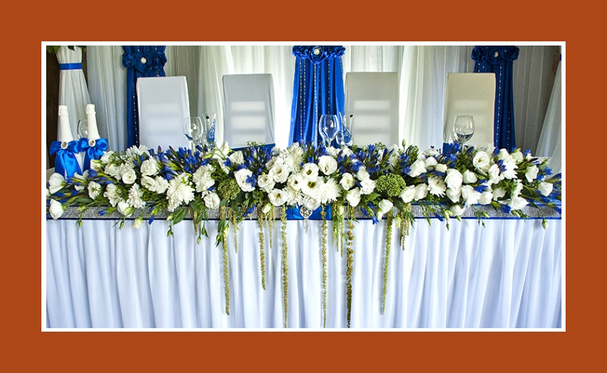 Blumendeko weiss Blau Tisch Hochzeit